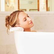 Ladies, Bener Gak Sih Kebiasaan Mandi Malam Gak Baik dan Bikin Rematik?