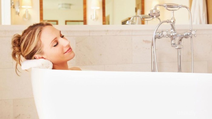 Ladies, Bener Gak Sih Kebiasaan Mandi Malam Gak Baik dan Bikin Rematik? Ladies, Bener Gak Sih Kebiasaan Mandi Malam Gak Baik dan Bikin Rematik?