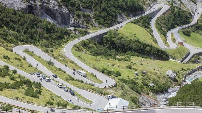 Apa yang membuat Stelvio Pass begitu istimewa? Jawabannya terletak pada desainnya yang luar biasa. Jalan ini memiliki 48 tikungan tajam.
