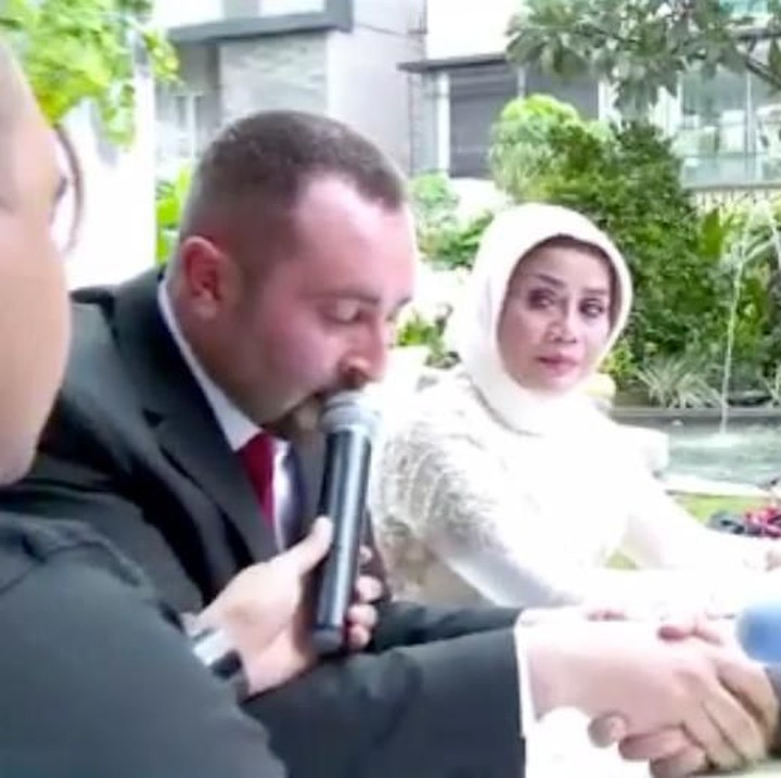 <p>Detik-detik Baba Mustafa mengucapkan ijab kabul pun dibagikan Vicky di Instagramnya. (Instagram @vickyprasetyo777)</p>