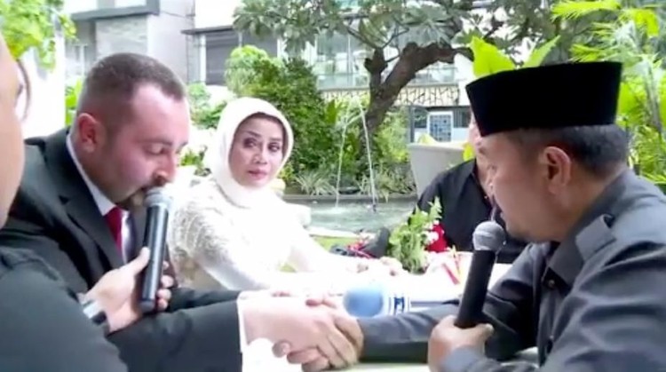 Ibunda Vicky Prasetyo baru saja menikah dengan bule asal Turki. Tak banyak yang tahu, jika ibu Vicky pernah menjadi korban KDRT, Bun.