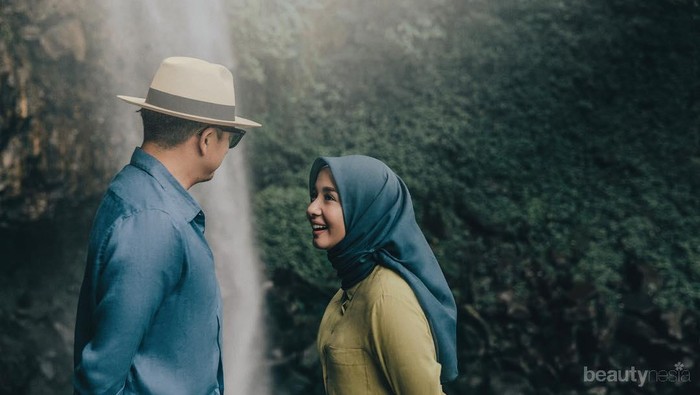 Kamu Sedang Jatuh Hati dengan Pria yang Lebih Tua? Psst, Begini Tips Mendekatinya!