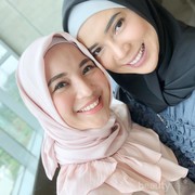[FORUM] Lebih menyukai style hijab Chacha Frederica atau Fitri Tropica?