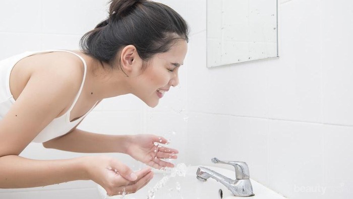 Ampuh! Ini 4 Tips Sederhana Merawat Kulit Wajah Berminyak Sebelum Tidur