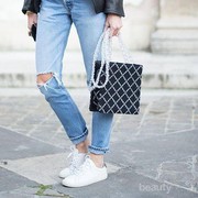 [FORUM] Sneakers VS flat shoes, buat ke kampus asikkan mana menurut kamu?