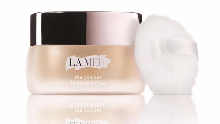 La Mer The Powder, Loose-Powder Berat di Kantong yang Ringan Dipakai