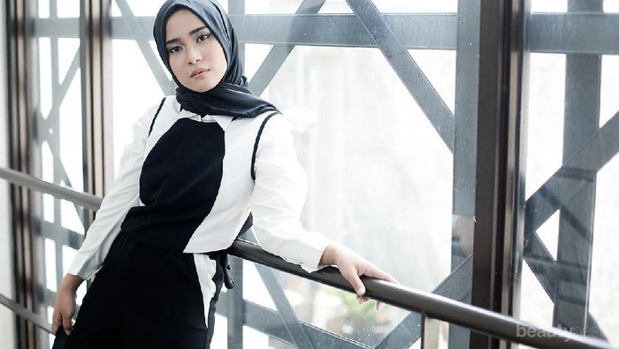 Cantik dan Anggun, Ini Tutorial Hijab ke Pesta dari Restu Anggraini yang Mudah Banget Diikuti