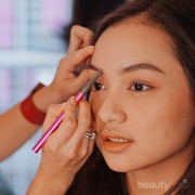 Pensil Alis Sekaligus Highlighter Ini Bikin Alis On Point dengan Mudah dan Cepat!
