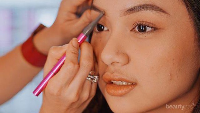Pensil Alis Sekaligus Highlighter Ini Bikin Alis On Point dengan Mudah dan Cepat!