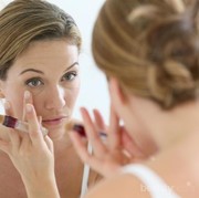 Cara Praktis Menggunakan Concealer untuk Para Pemula Supaya Noda Tertutupi Sempurna!