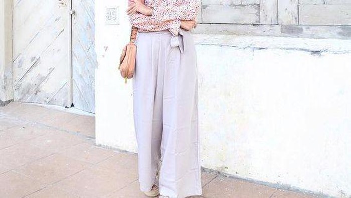 Tampil Menarik dan Feminin dalam Balutan Atasan Hijab Berwarna Peach, Yuk!