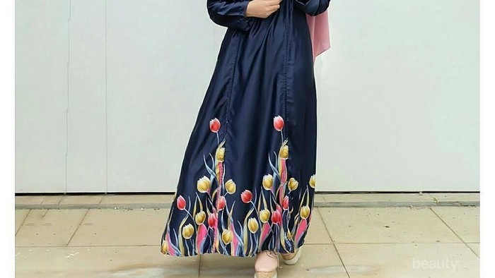 Siapa Bilang Hijabers Tubuh Pendek Tidak Cocok Menggunakan Maxi Dress? Ini Dia Triknya!