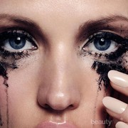 Psst, Biar Enggak Bikin Mata Panda, Cegah Eyeliner Luntur Pakai Cara Ini!