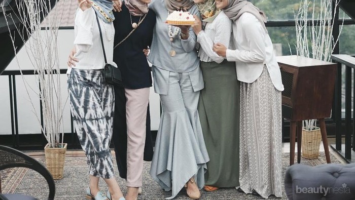 Kompak Banget! Ini Dia Tampilan Fashionable Geng Para Selebgram dan Artis Hijabers
