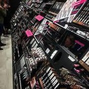 [FORUM] Lebih suka belanja alat make up di make up store atau apotek seperti centuri dan guardian?