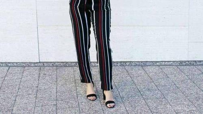 Beda Banget! Ini Dia Inspirasi Striped Pants untuk Hijabers yang Wajib Kamu Coba Beda Banget! Ini Dia Inspirasi Striped Pants untuk Hijabers yang Wajib Kamu Coba