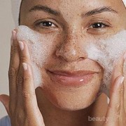 Ladies, Ini Dia Rutinitas Perawatan Wajah Sebelum Tidur Anti Mager!
