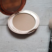 Charlotte Tilbury Air Brush Flawless Finish Powder, Hasil Makeup Sempurna Tanpa Cela!