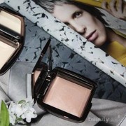 Hourglass Ambient Lighting Powder Luminous Light: Finishing Powder yang Dapat Membuat Wajah Kamu Berkilau