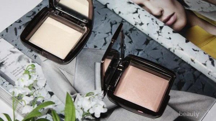 Hourglass Ambient Lighting Powder Luminous Light: Finishing Powder yang Dapat Membuat Wajah Kamu Berkilau