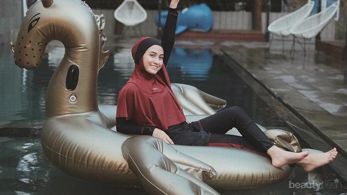 Berenang Tanpa Khawatir, Ini Inspirasi Baju Muslim Ala Selebgram Hijab!