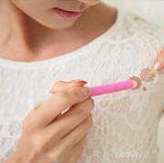 Foundation Menempel di Pakaian? Yuk, Hilangkan Nodanya di Pakaianmu dengan Cara Sederhana Ini