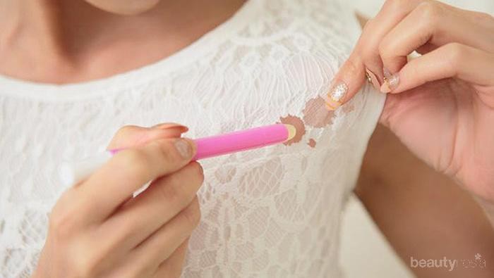 Foundation Menempel di Pakaian? Yuk, Hilangkan Nodanya di Pakaianmu dengan Cara Sederhana Ini