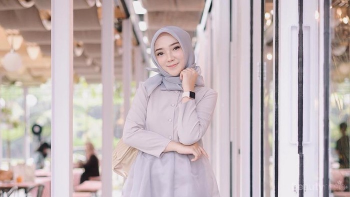 Menarik, Ini Dia Tips Mengkreasikan Padu Padan Warna Outfit Hijab Abu-Abu yang Modis