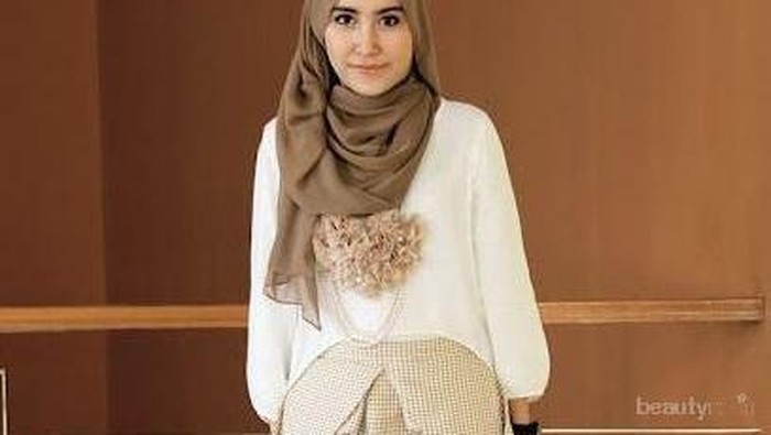 Padu Padan Warna Hijab Khaki Ini Justru Akan Bikin Efek Wajah Kamu Terlihat Lebih Cerah