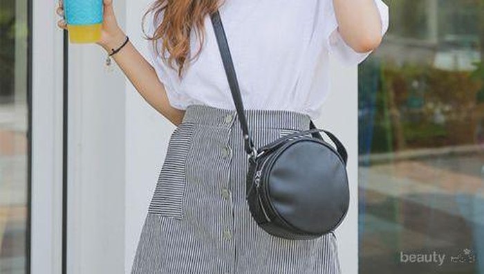 Dari yang Biasa Saja, T-Shirt Putih Berubah Jadi Cantik Jika Dipadukan dengan Rok Seperti Ini! Dari yang Biasa Saja, T-Shirt Putih Berubah Jadi Cantik Jika Dipadukan dengan Rok Seperti Ini!