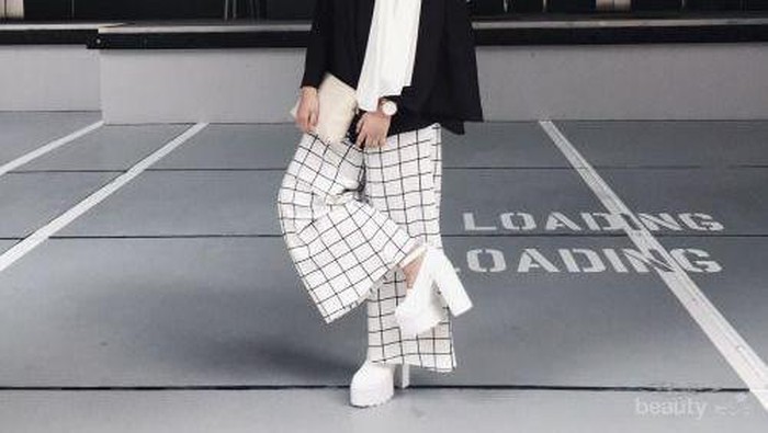 Coba Gaya Monokrom Hijab Berikut untuk Tampil Kekinian!