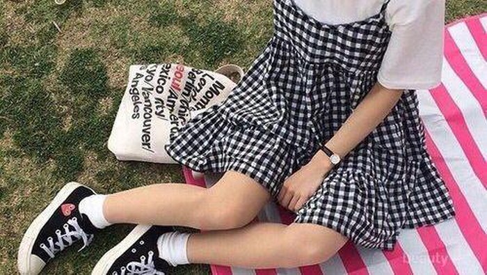 Tanpa Padu Padan yang Ribet, Contek Gaya Keren dengan Dress Gingham yang Hits Ini!