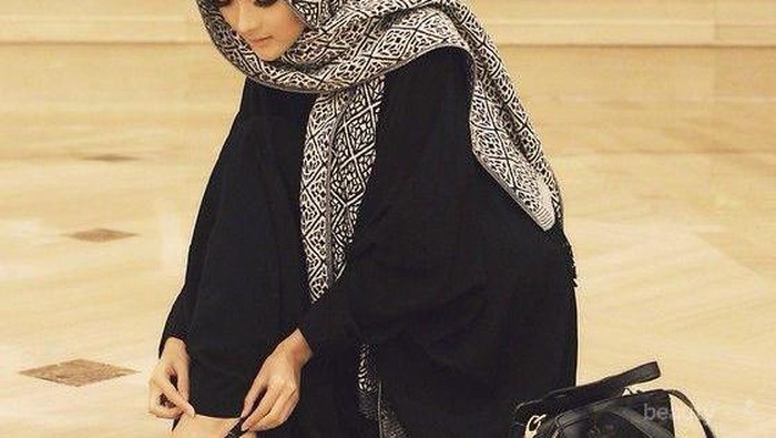 Ini Dia Inspirasi Modis untuk Padu Padan Rok Hijab dengan Heels!