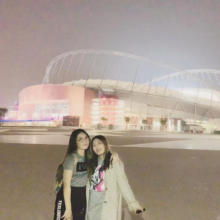 <p>Mella mengucap terimakasih pada Via, saat diajak liburan ke Qatar. Keduanya berfoto bersama di depan Sheikh Khalifah International Stadium. Mella sampai bilang, "Love you banget dehhh", untuk mengucap terimakasih kepada sang kakak. (Foto: Instagram @mellross_08)</p>