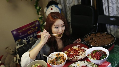 Untung Rugi Ikut Tren Mukbang