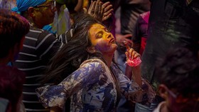 FOTO: Ceria Holi di Tengah Corona