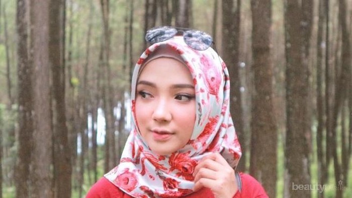 Jangan Takut Mengenakan Hijab Warna Merah! Begini Cara Padu Padannya yang Tepat