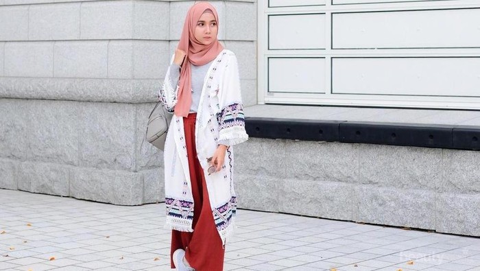 Bosan dengan Outfit Biasa? Long Outer dengan Model Ini Dijamin Kekinian Banget