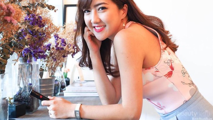 Clio Virgin Kiss Tension Lip Oil Tint, Lip Tint Berpigmentasi Juara yang Membuat Bibir Kamu Juicy!