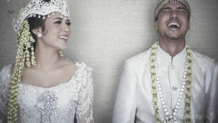 Cantik! Ini 4 Gaun Pernikahan Raisa yang Anggun Karya Desainer Lokal dan Internasional