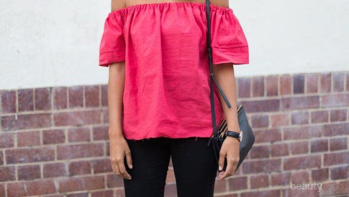 Tanpa Dijahit, Ini DIY Off Shoulder Top yang Mudah Dibuat untuk Gaya di Musim Panas
