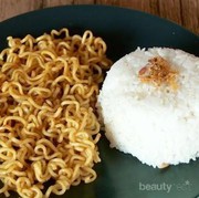 Kurangi Mulai Sekarang, Ini Bahayanya Makan Mie Instan Saat Dicampur dengan Nasi
