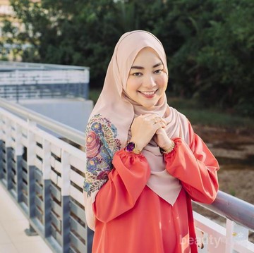 img-title Yuk, Tampil Modis Ke Kantor dengan Hijab Stylish untuk Hijabers Berwajah Bulat Ini!