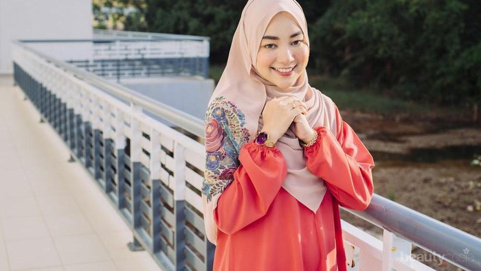 Yuk, Tampil Modis Ke Kantor dengan Hijab Stylish untuk Hijabers Berwajah Bulat Ini!
