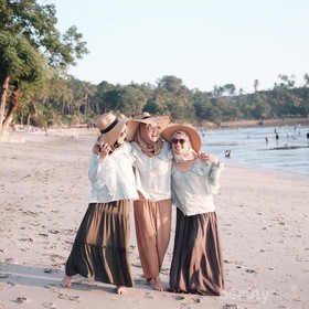 Intip Inspirasi Style Hijab dengan Topi untuk Ke Pantai Biar OOTD Kamu Makin Seru!