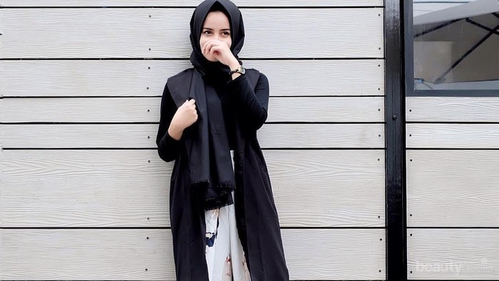 Yuk, Intip Gaya Monokrom Selebgram Hijab Paling Simple dan Hits di 2017