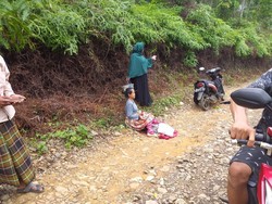 Akses ke Puskesmas Sejauh 20 Km, Warga Lebak Melahirkan di Jalan Rusak