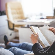Jadi Geregetan, 4 Novel Remaja Ini Bisa Bikin Sensasi Baper yang Luar Biasa Lho