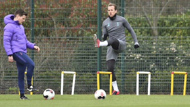 Tottenham Hotspur's English striker Harry Kane (R) attends a team training session at Tottenham Hotspur's Enfield Training Centre, in north London on March 9, 2020, ahead of their UEFA Champions League Last 16 second-leg football match against RB Leipzig. (Photo by Glyn KIRK / AFP)