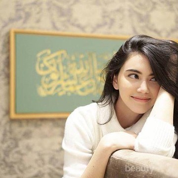 img-title Tak Perlu Repot dan Boros Budget, Begini Tips Menggunakan Vitamin untuk Rambut Panjang!